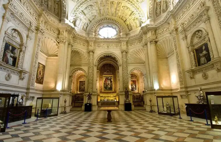 13-Capilla-Real-de-la-Catedral-Sevilla.webp
